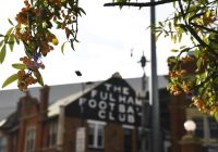 La storica insegna del Fulham Football Club all’esterno dello stadio.