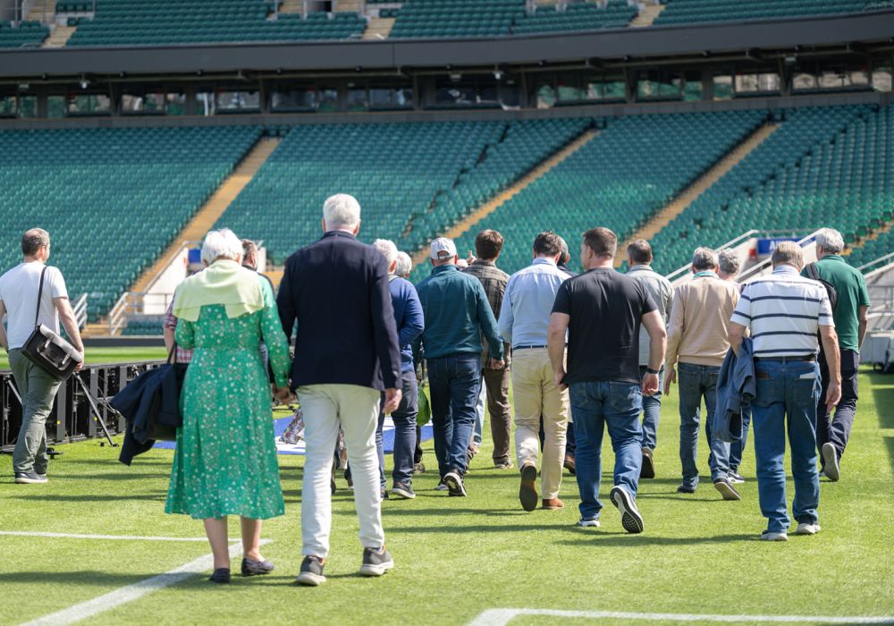 Un gruppo di visitatori scopre il terreno di gioco durante il tour dello stadio.