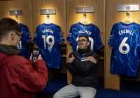 Visitatori scoprono gli spogliatoi e le maglie dei giocatori del Chelsea FC.