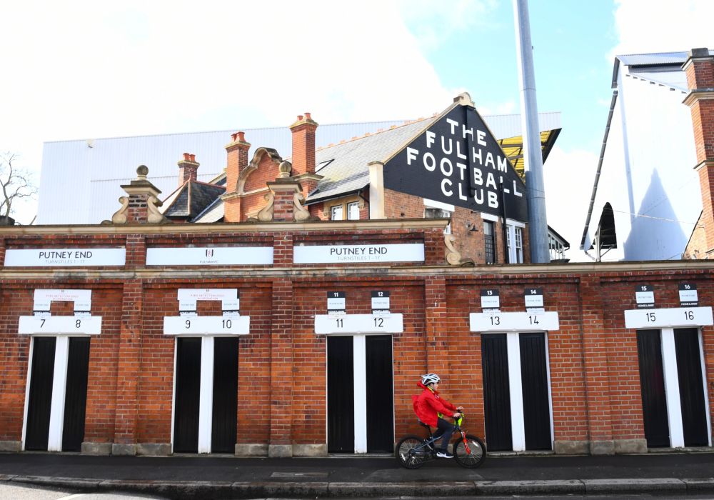 Lo storico ingresso in mattoni dello stadio del Fulham Football Club.