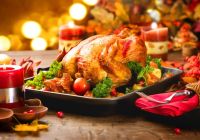 Tacchino arrosto su una tavola di festa: il tour comprende il pranzo di Natale