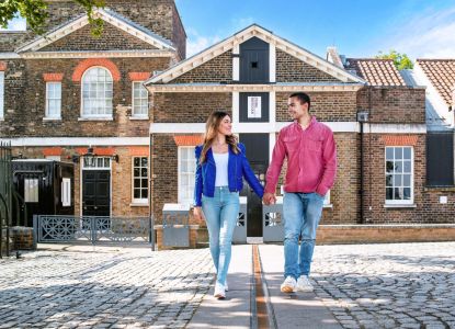 Una coppia visita gli edifici storici del Royal Observatory di Greenwich.