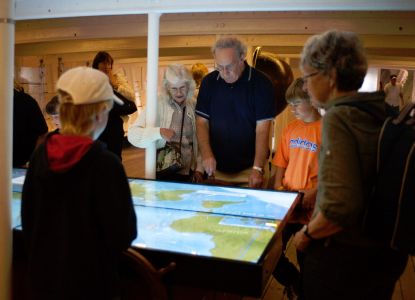 Visitatori scoprono la storia del Cutty Sark attraverso un’installazione interattiva.