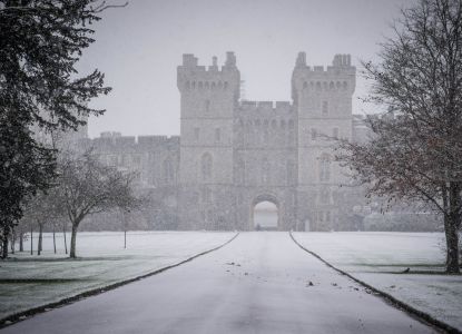 Vista invernale del Castello di Windsor avvolto dalla neve e dalla foschia.