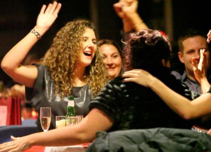 Ospiti che festeggiano a bordo della crociera con pranzo di Natale a Londra