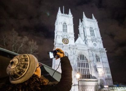 Abbazia di Westminster illuminata di notte a Londra