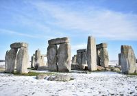 Stonehenge sotto la neve nella piana di Salisbury