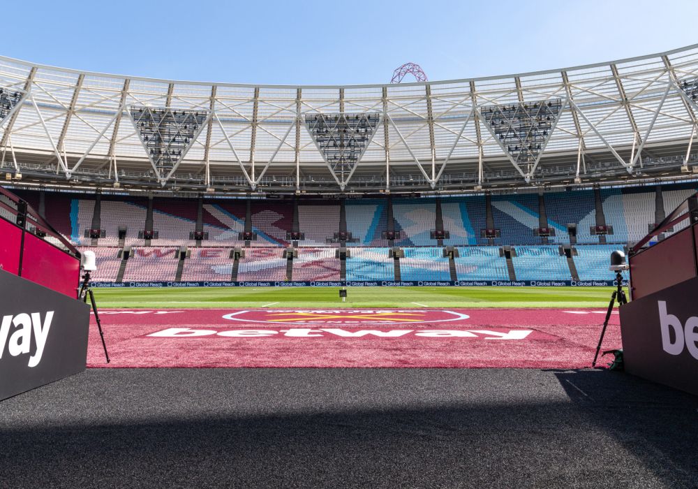 Vista del campo e delle tribune del London Stadium durante il tour dello stadio.