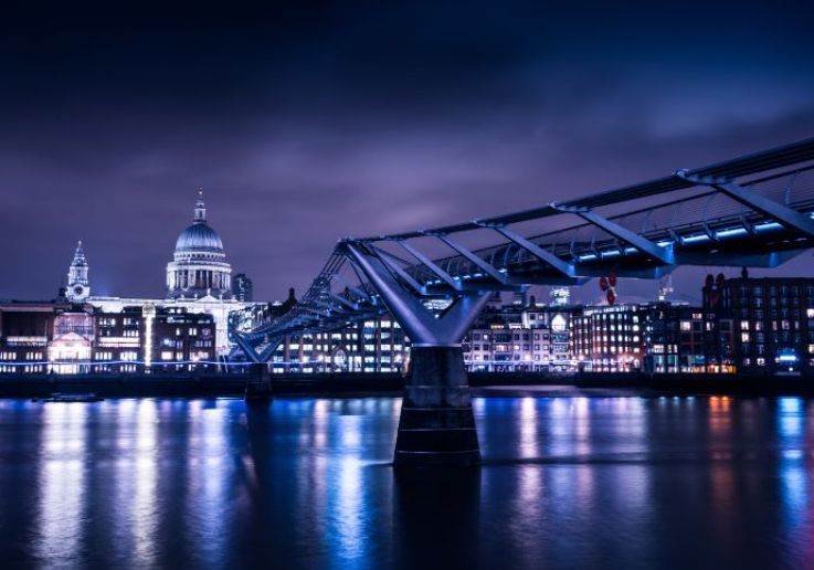 La cattedrale di St Paul e il Millennium Bridge illuminati di notte, riflessi nel Tamigi