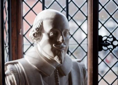 Busto storico di William Shakespeare all'interno del museo