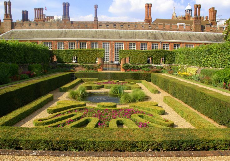 Il giardino formale con siepi geometriche davanti al palazzo.