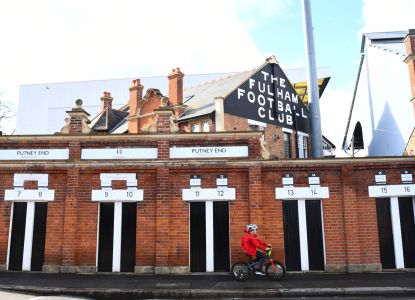 Lo storico ingresso in mattoni dello stadio del Fulham Football Club.