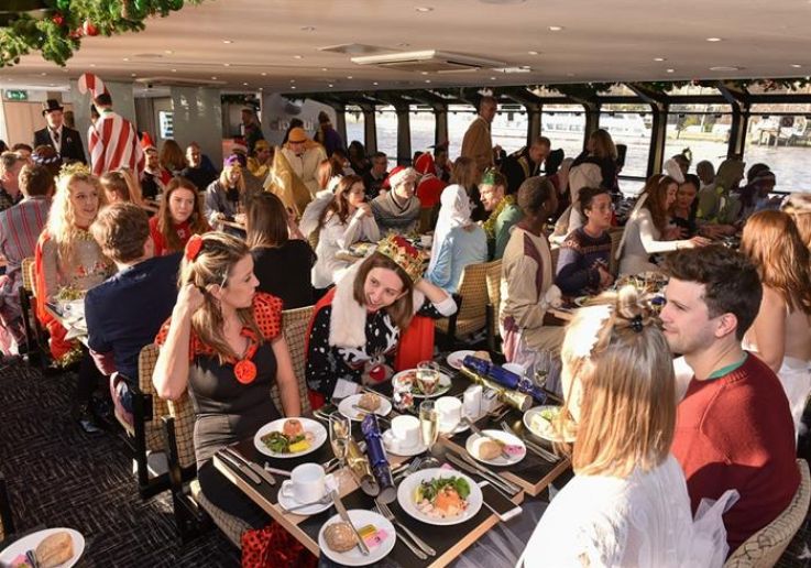 Ospiti al pranzo di Natale nel salone riscaldato del battello sul Tamigi