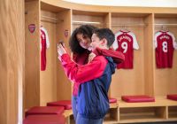 Visitatori negli spogliatoi durante il tour dell’Emirates Stadium.