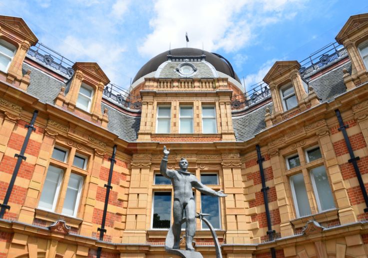 Il cortile storico dell’osservatorio con l’edificio astronomico e la statua centrale.