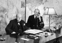 Immagine storica di Winston Churchill al lavoro durante la Seconda guerra mondiale.