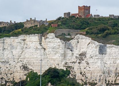 Vista delle scogliere bianche di Dover con il castello sulla sommità.