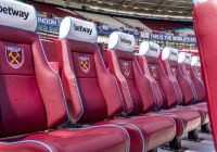 I sedili della panchina del West Ham United all’interno del London Stadium.