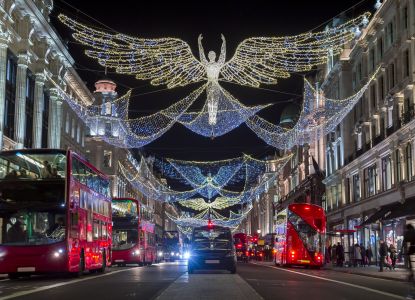 Le celebri decorazioni luminose a forma di angelo illuminano Regent Street la Vigilia di Natale.