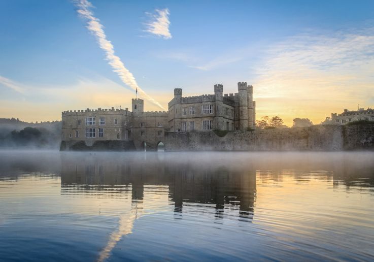 Vista panoramica del Leeds Castle riflesso sul lago nelle prime ore del mattino.