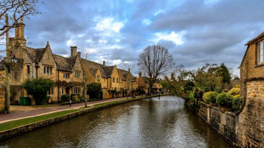 Case in pietra lungo il fiume nelle Cotswolds, tour fuori Londra