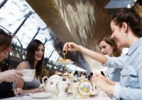 Esperienza Afternoon Tea servita sotto lo storico scafo del Cutty Sark.