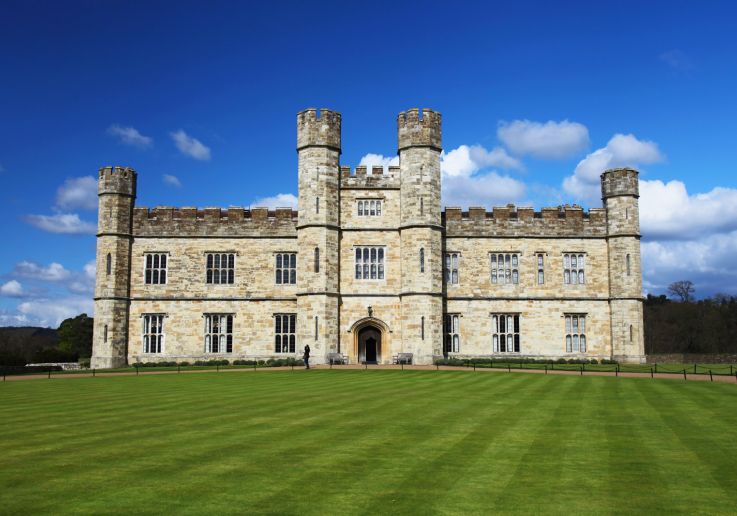 Vista della facciata storica del Leeds Castle circondata dal grande parco.