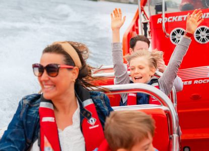 Divertimento per grandi e piccini sul motoscafo Thames Rockets