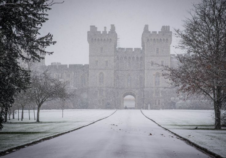 Vista invernale del Castello di Windsor avvolto dalla neve e dalla foschia.