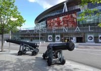Ingresso esterno dell'Emirates Stadium con i cannoni dell'Arsenal FC