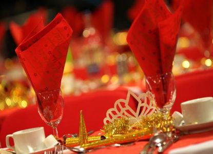 Tavola di Natale con tovaglioli rossi per il pranzo del 25 dicembre sul Tamigi