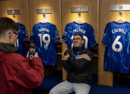 Visitatori scoprono gli spogliatoi e le maglie dei giocatori del Chelsea FC.