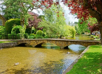 Ponte in pietra medievale a Bourton-on-the-Water, Cotswolds