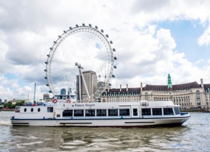 La barca Thomas Doggett sul Tamigi davanti al London Eye