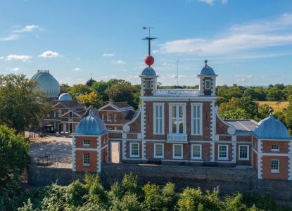 Vista panoramica del Royal Observatory di Greenwich e della sua celebre Time Ball rossa.