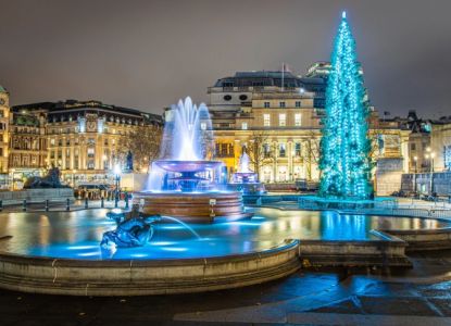 L’albero di Natale e le fontane illuminate di Trafalgar Square nel centro di Londra.