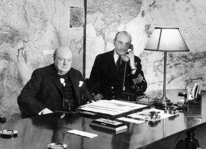 Immagine storica di Winston Churchill al lavoro durante la Seconda guerra mondiale.