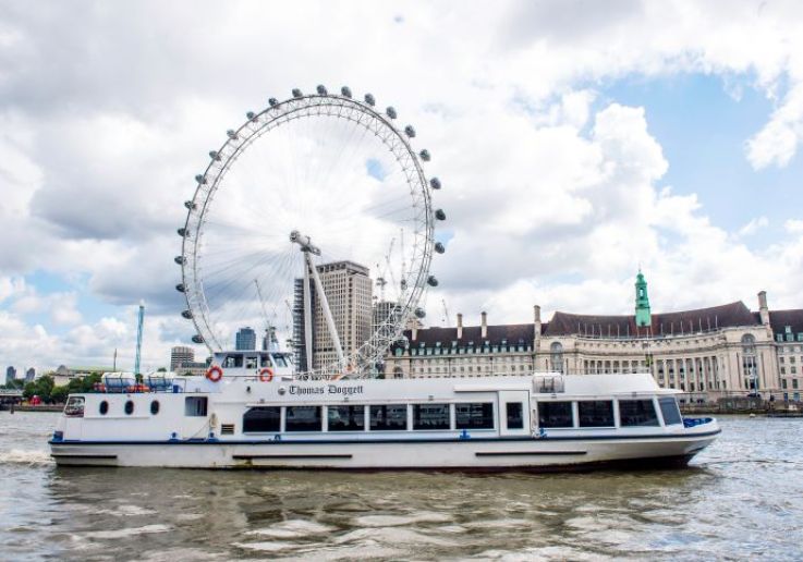 La barca Thomas Doggett sul Tamigi davanti al London Eye