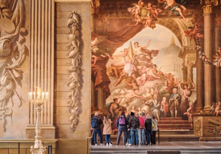 Visitatori ammirano gli affreschi monumentali del Painted Hall a Greenwich.