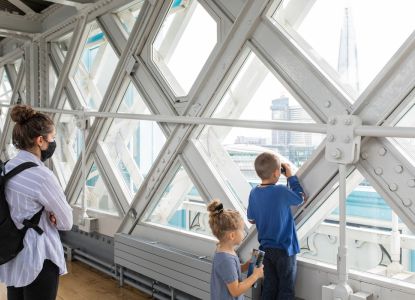 L’interno della passerella panoramica che collega le due torri.