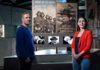 Visitatori davanti a un’esposizione dedicata alla vita di Winston Churchill.