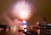 Un fuoco d’artificio che esplode sopra il fiume a mezzanotte