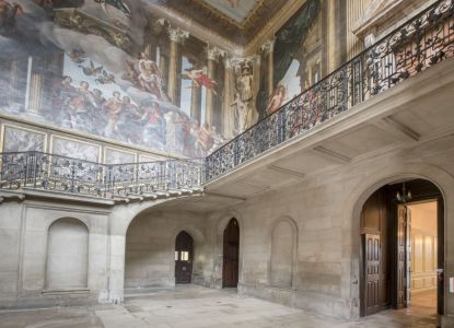 La monumentale scalinata decorata all’interno del palazzo reale.