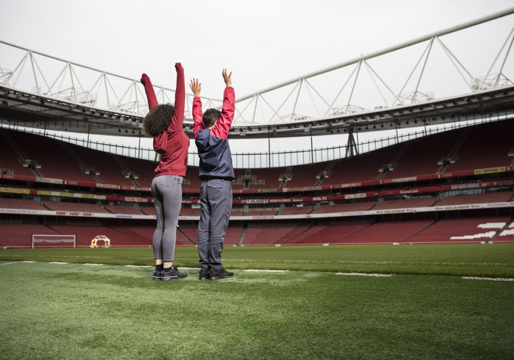 Visitatori a bordo campo all'Emirates Stadium durante il tour dell'Arsenal