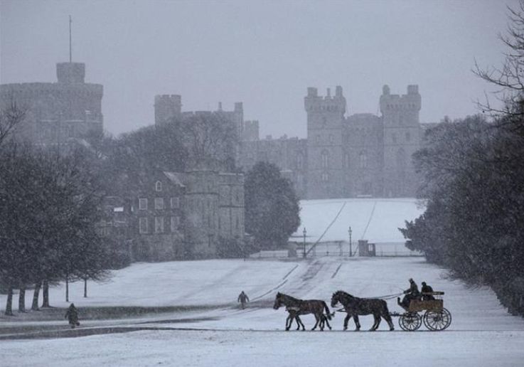 Carrozza a cavalli sul Long Walk innevato davanti al Castello di Windsor
