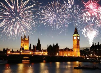 Fuochi d’artificio sopra il Parlamento e il Big Ben la notte di Capodanno
