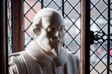 Busto storico di William Shakespeare all'interno del museo