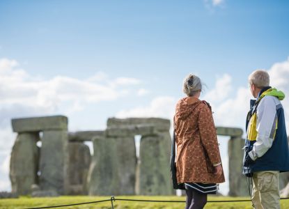 Monoliti di Stonehenge con visitatori