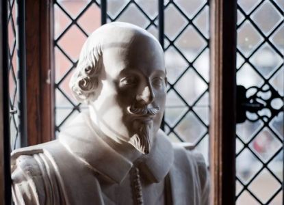 Busto storico di William Shakespeare all'interno del museo