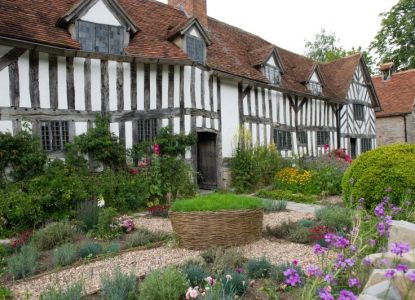 Giardini fioriti e facciata di un cottage storico Tudor